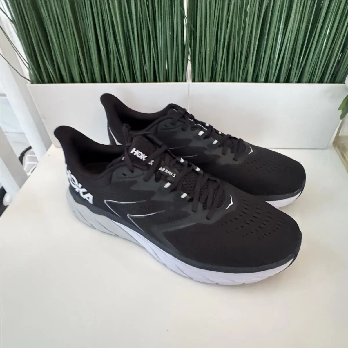 Hoka shoes - Hoka One One Arahi 5 - 1115010 BWHT - Black 2