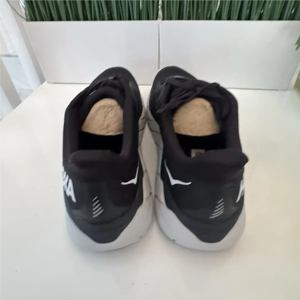 Hoka shoes - Hoka One One Arahi 5 - 1115010 BWHT - Black 3