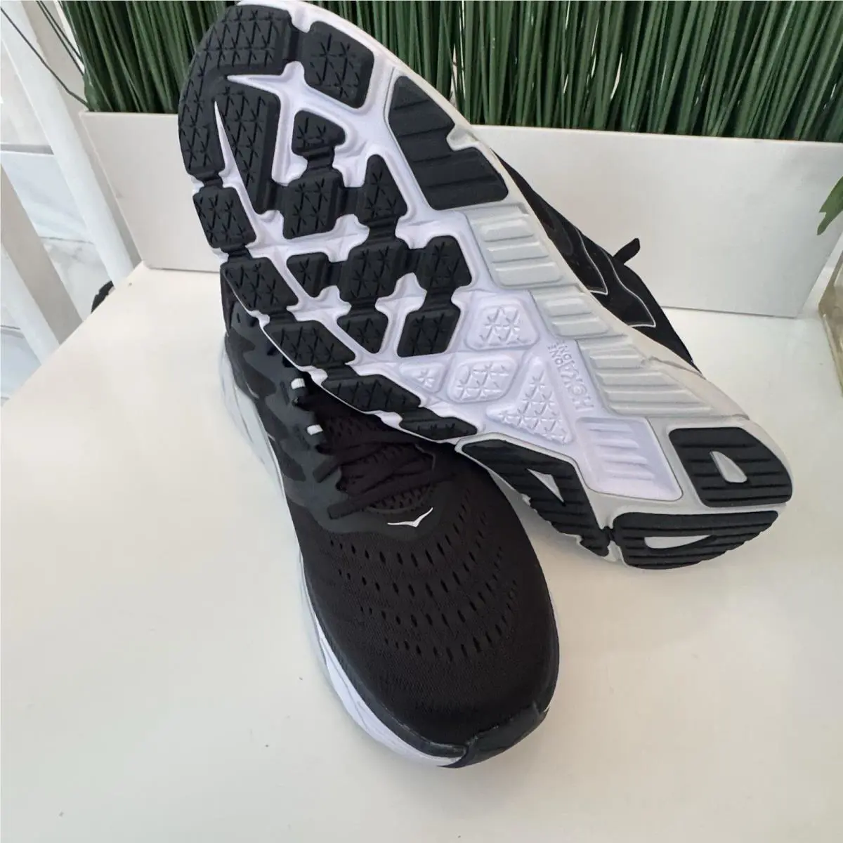 Hoka shoes - Hoka One One Arahi 5 - 1115010 BWHT - Black 4