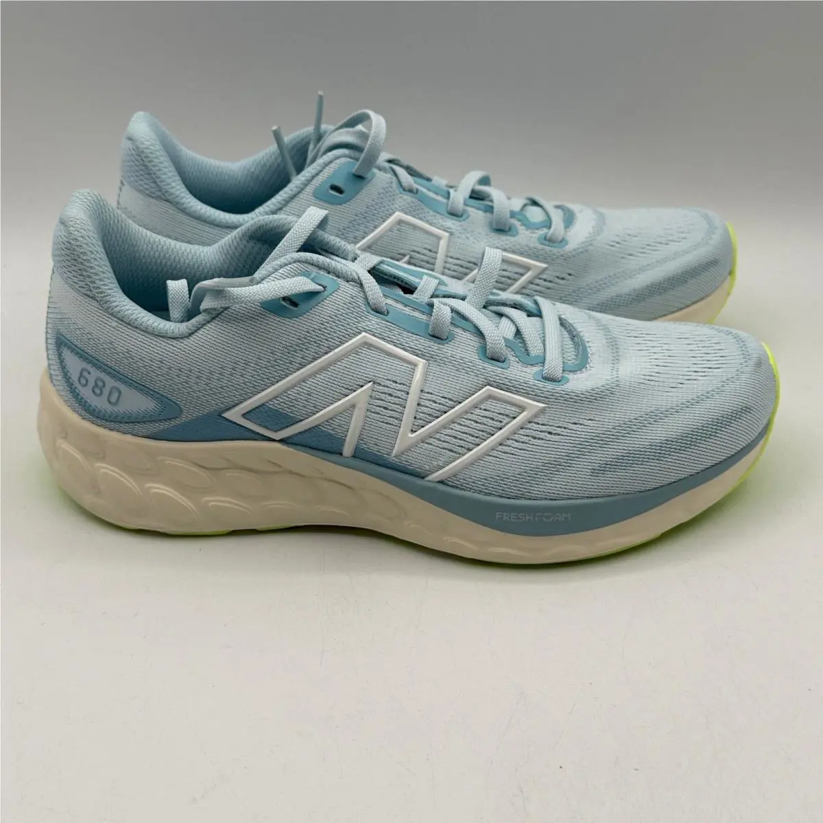 New Balance Fresh Foam 680 v8 Sneakers Womens Size 6 Blue Running Shoes W680LT8