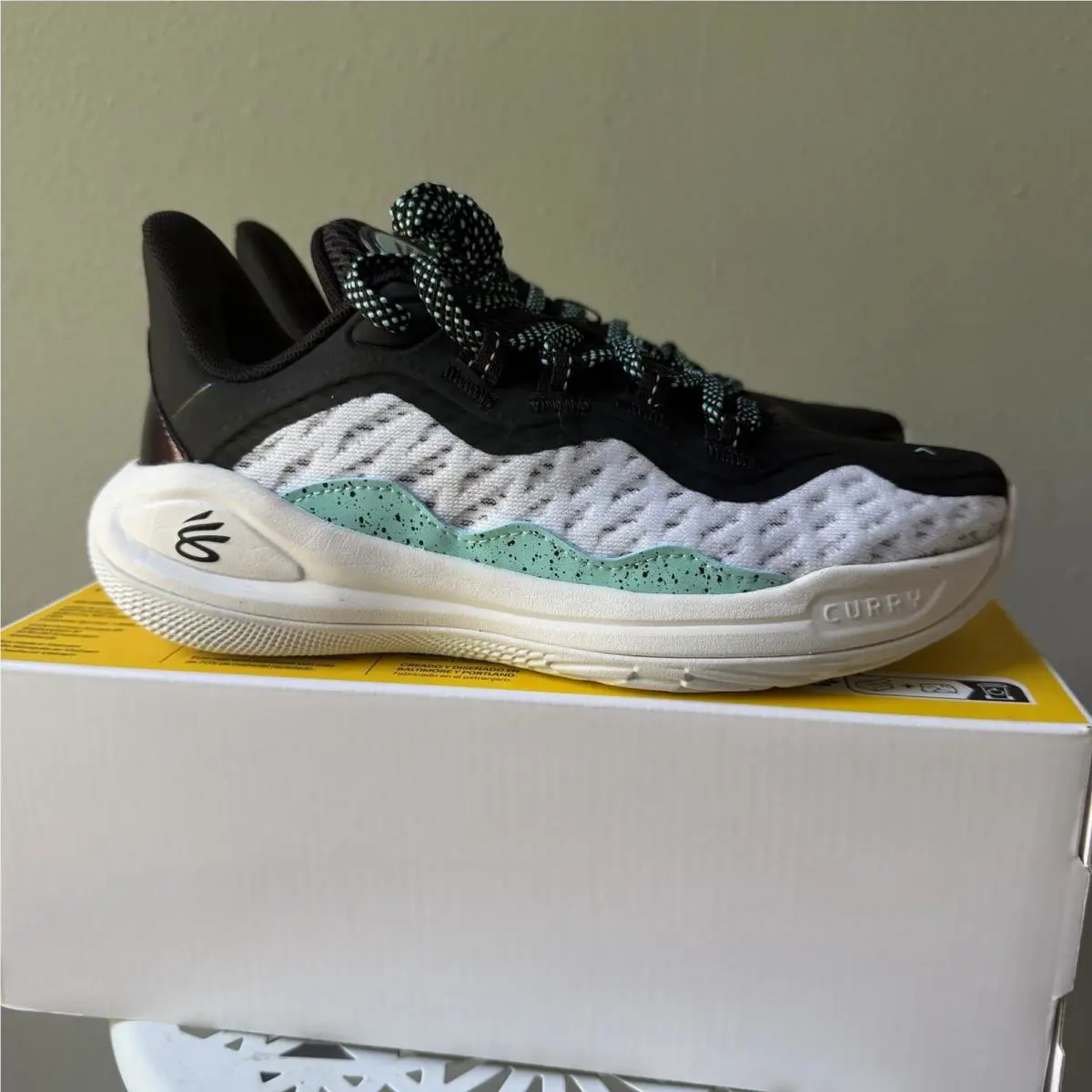 Under Armour Stephen Curry 11 Flow Future White Black Kids GS Size 4.5 Y