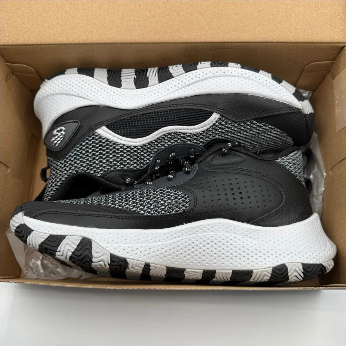 Under Armour shoes - Curry 3Z24 - Curry - Black 4