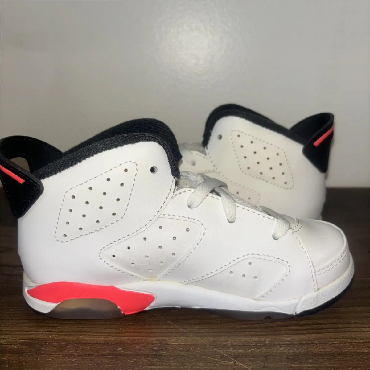 Nike shoes - Air Jordan 6 - Air - White 1