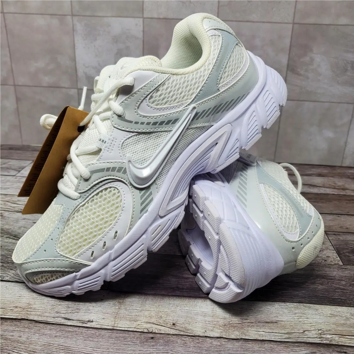 Nike V5 Rnr Running Men`s Size 10 White Silver Metallic HJ5228-101