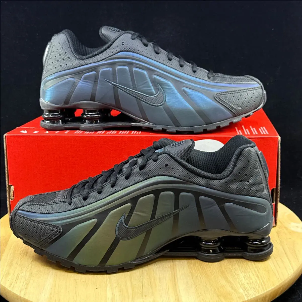 Nike Shox R4 SE Men`s Black Seaweed Iridescent Size 12.5 IM6596 001