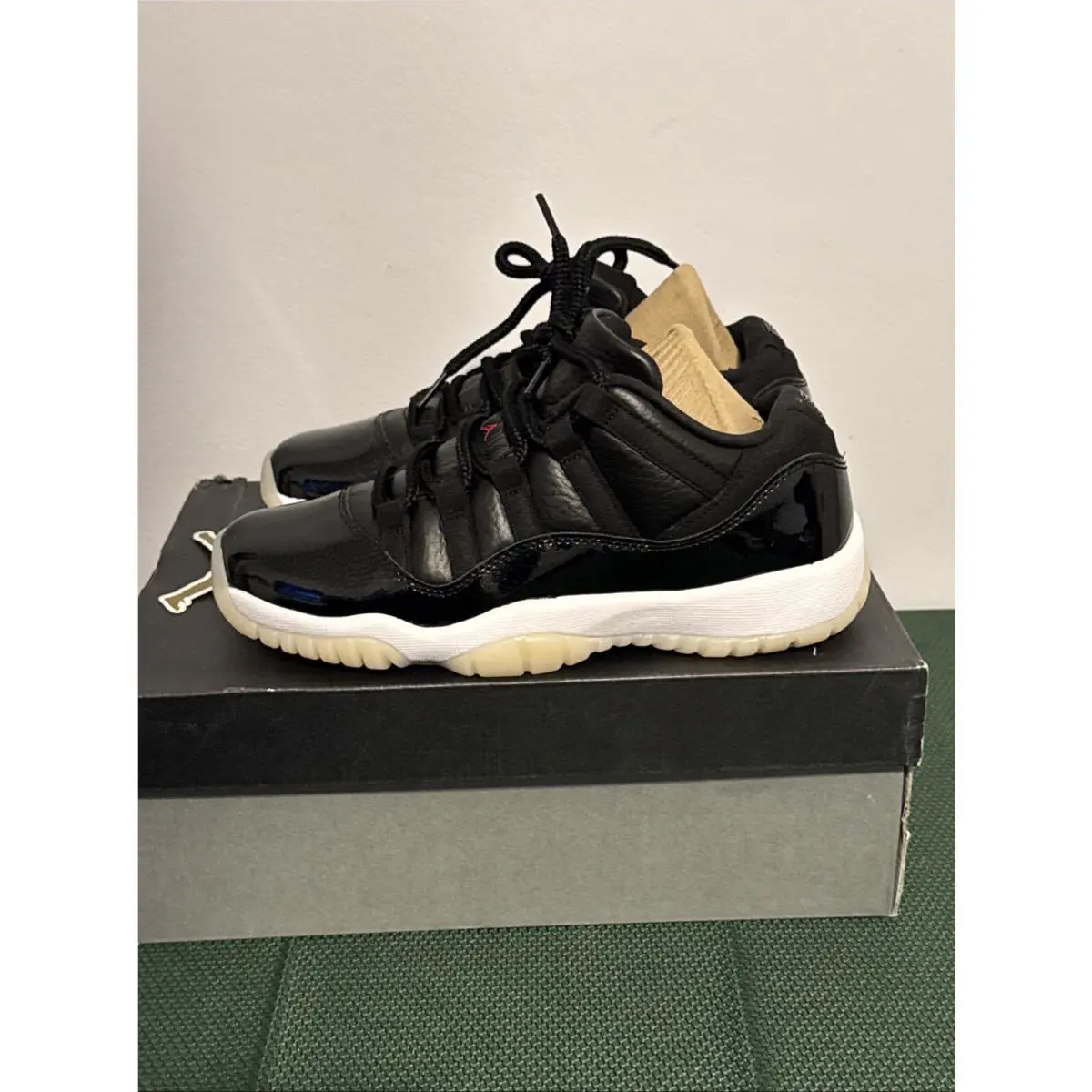 Nike shoes - Air Jordan 11 - Air - Black 2