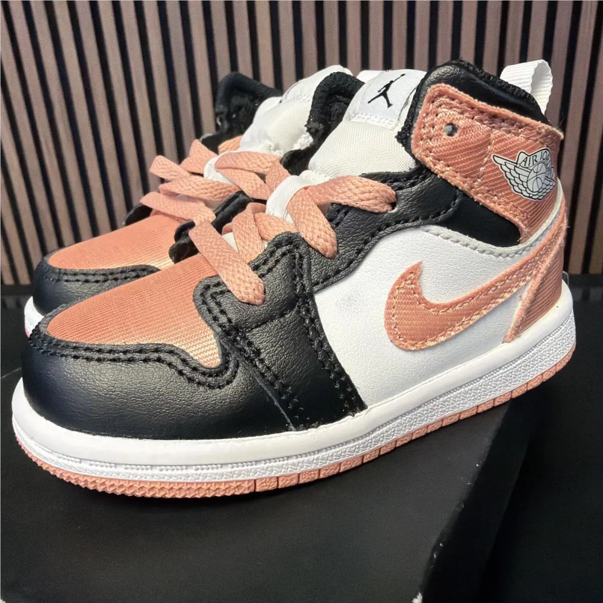 Nike shoes - Air Jordan 1 - Air - Pink 0