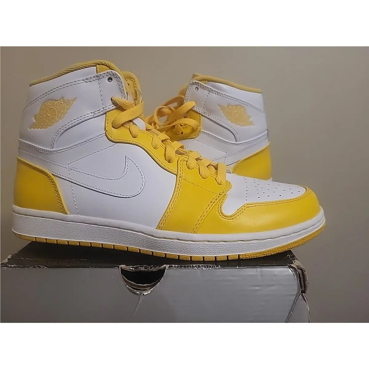 Nike shoes - Jordan 1 Mid - Mid - 332550102 - Yellow 0
