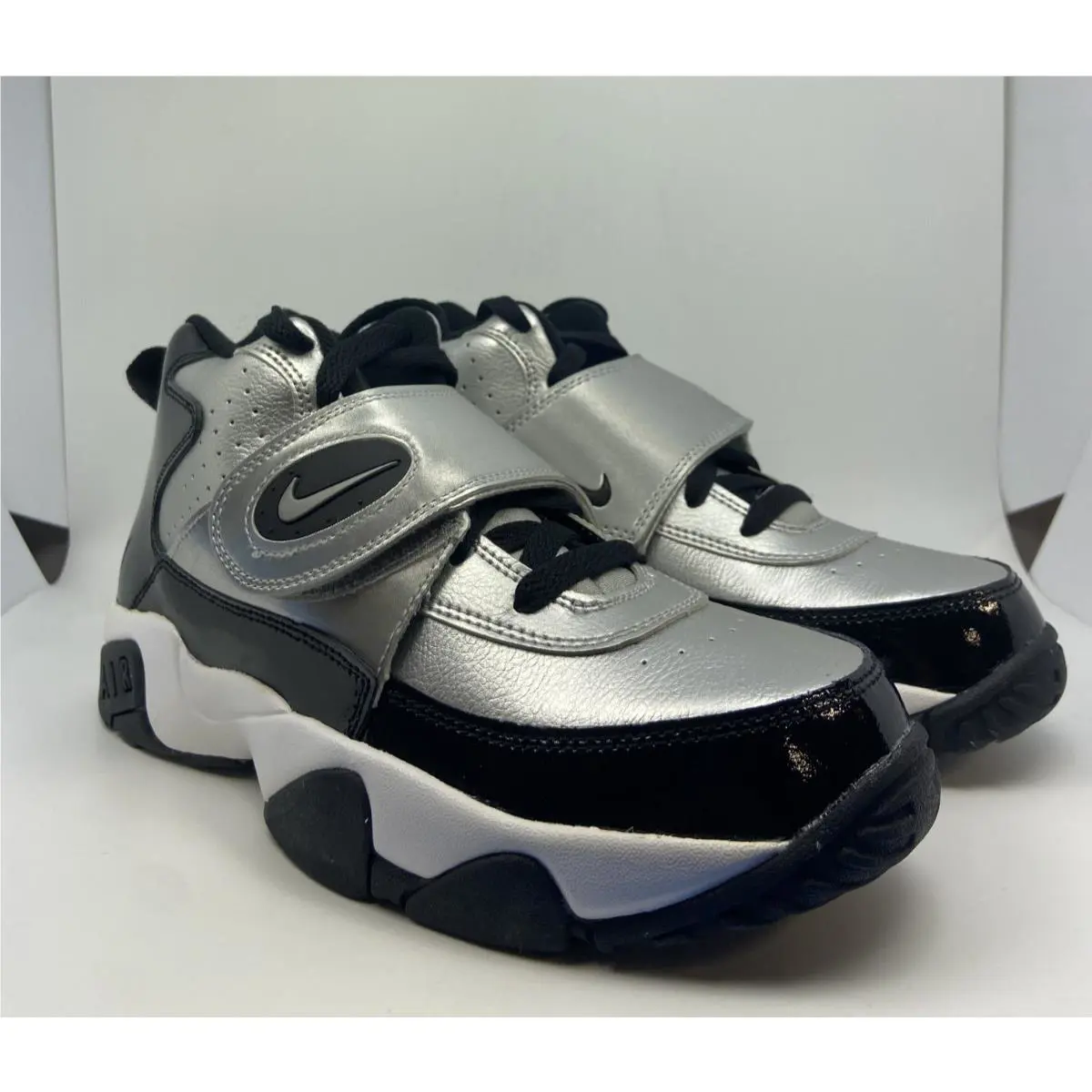 630911-009 GS Size 5.5 Youth Nike Air Mission Metallic Silver/black-white-nib