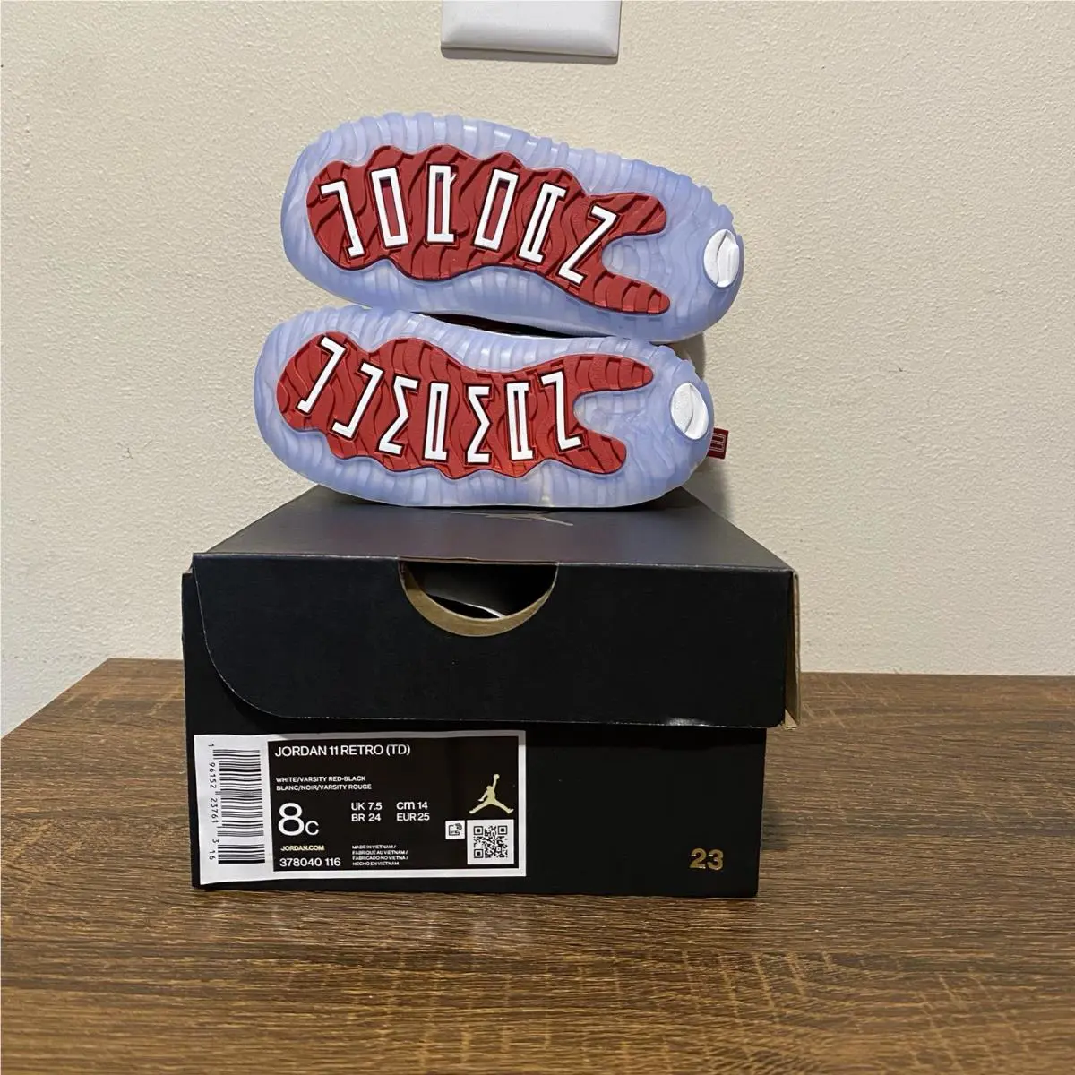 Nike shoes - Air Jordan 11 - Air - 378040116 - Red 5