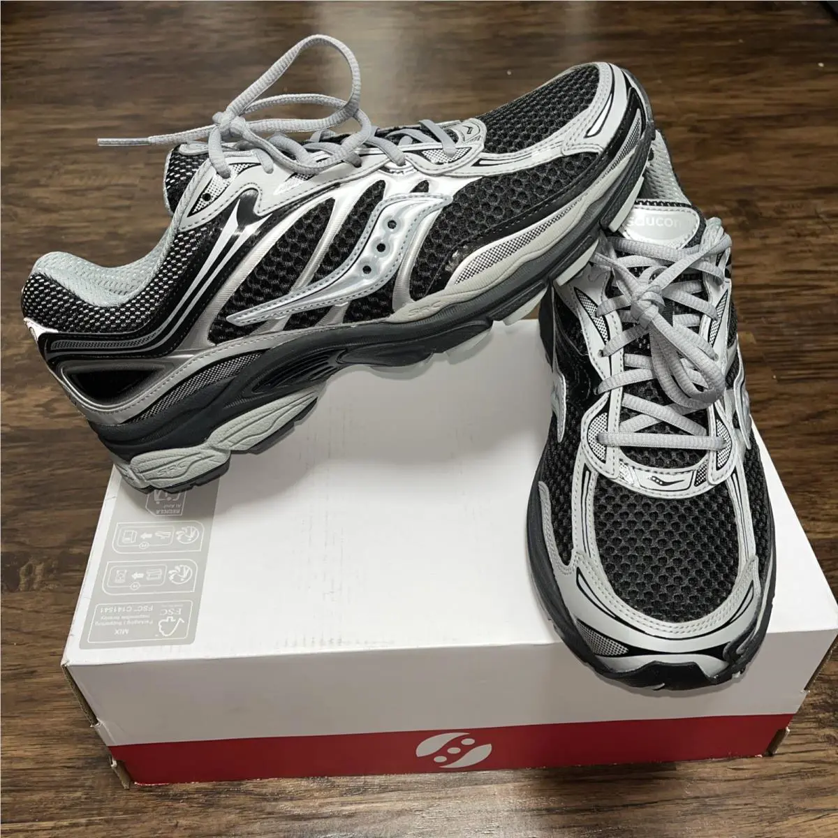 Saucony Progrid Omni 9 Men`s Black and Silver S70739-13 Running Shoes Sz 12