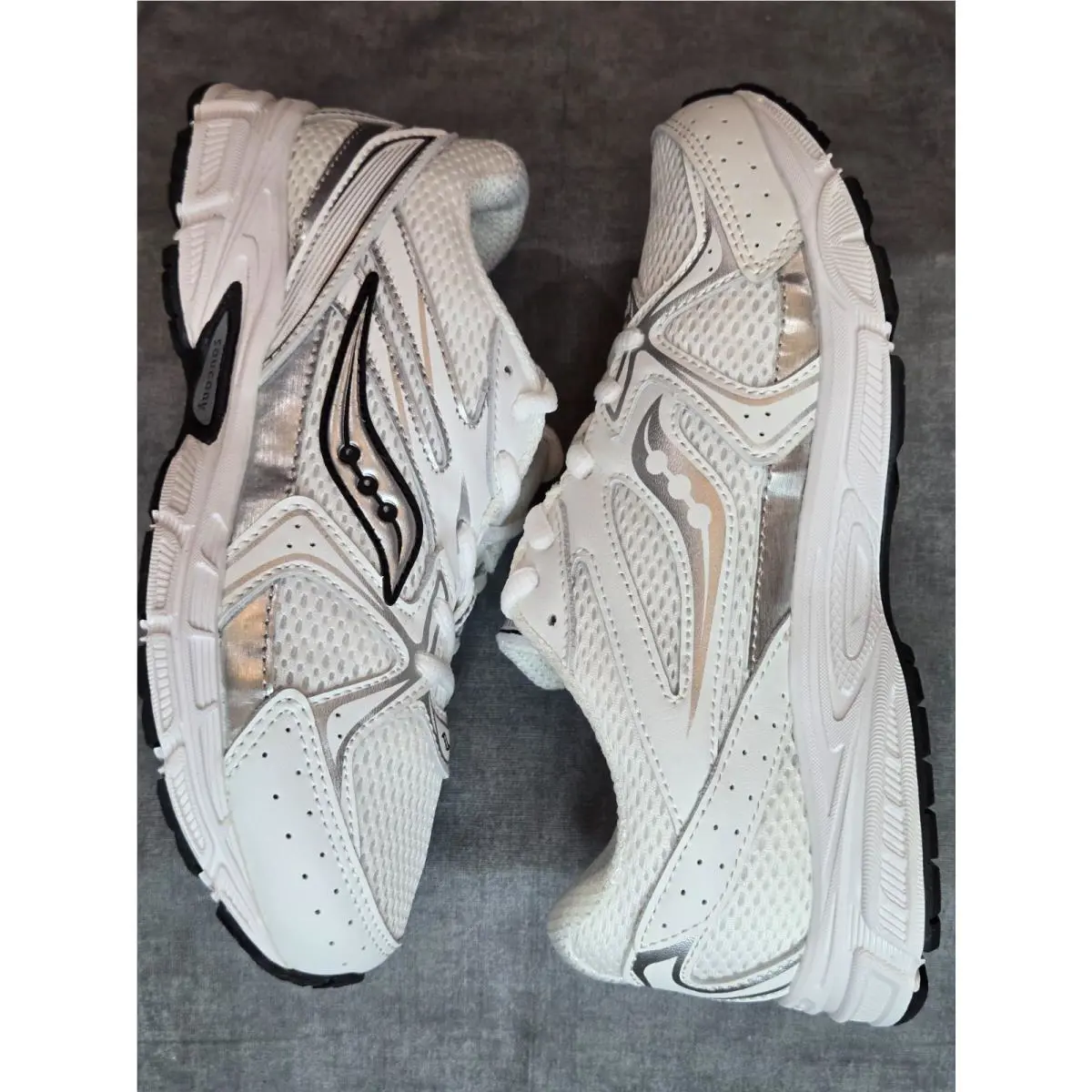 Saucony shoes - White 2