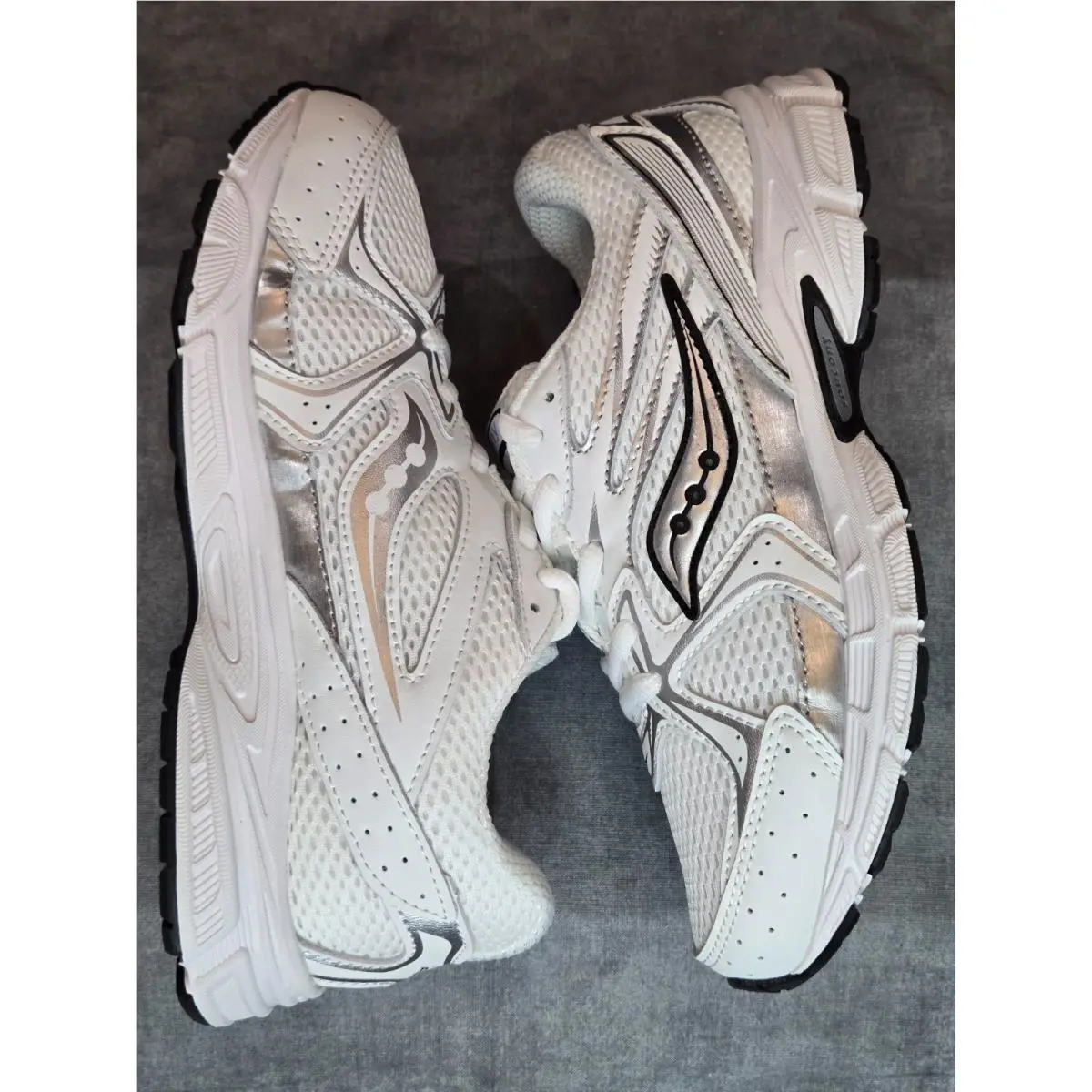 Saucony shoes - White 3