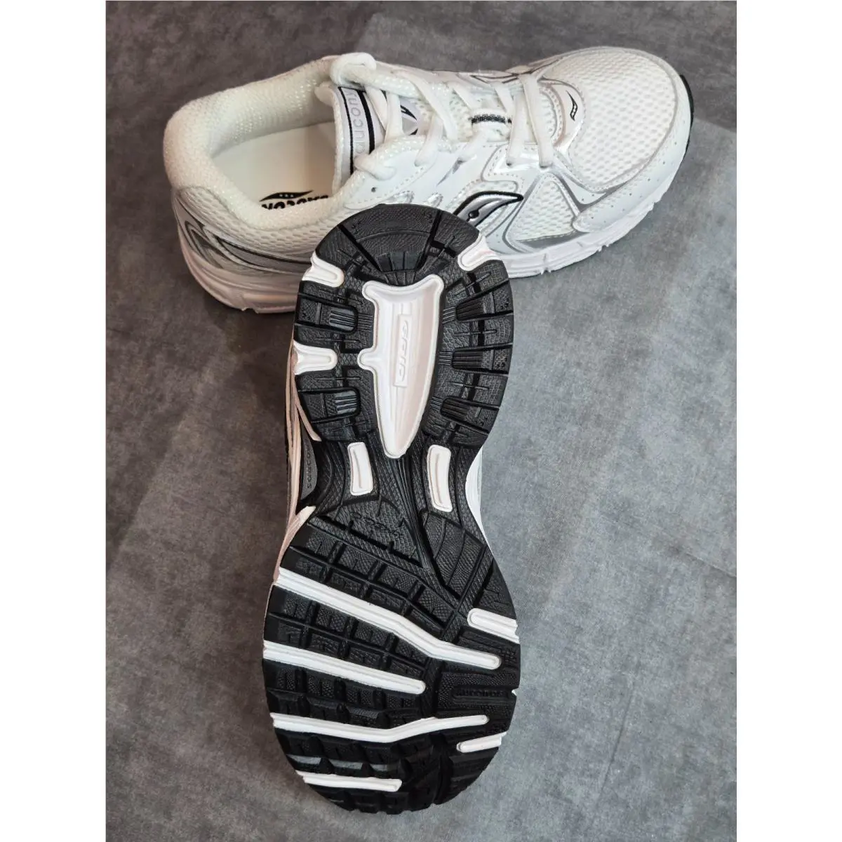 Saucony shoes - White 5