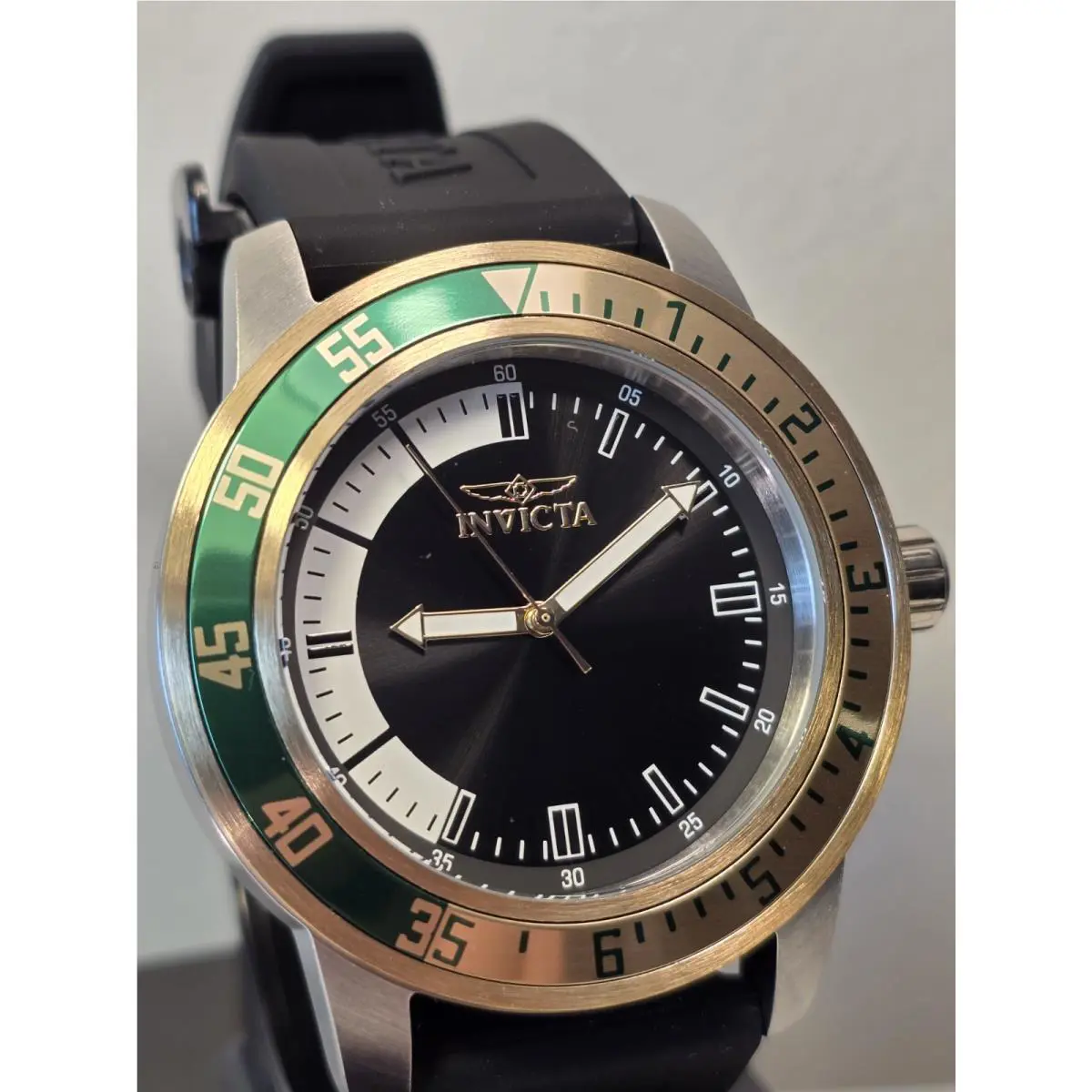 Invicta 234098 Men`s Gold Analog Wristwatch - Black Dial Roman N Fusion Crystal