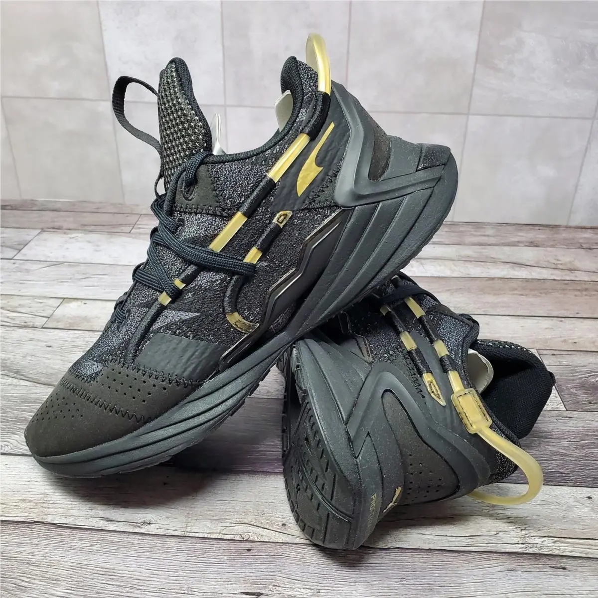 Puma Ultra Triller Jacquard Black Mettalic Gold Women`s Size 6.5 194399 01