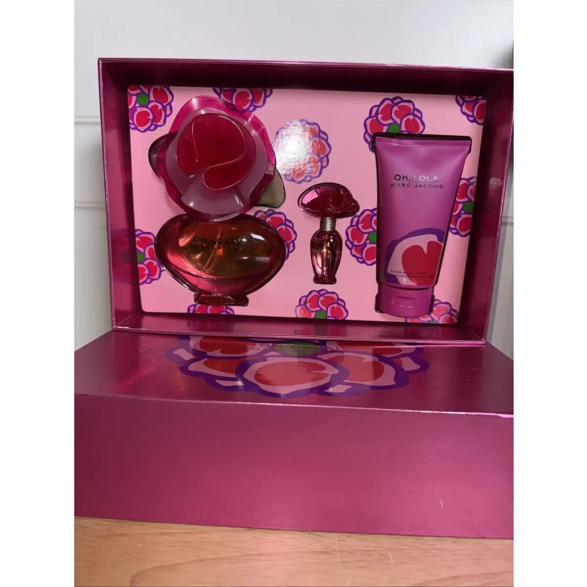 Oh Lola by Marc Jacobs 3PCs Set For Women 3.4 + 0.13 + 5.1 oz Lotion