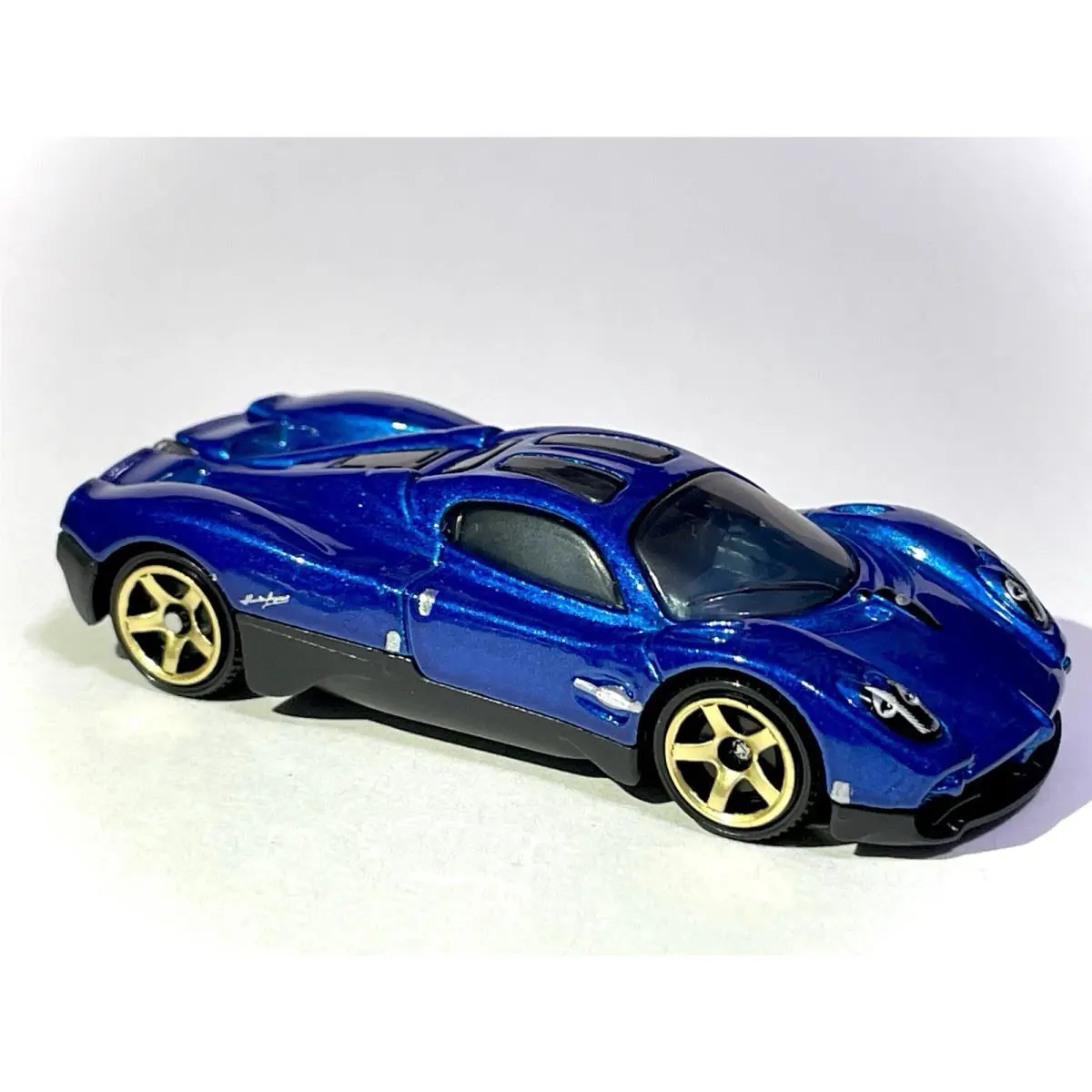 Hot Wheels Custom Made Metallic Deep Blue Pagani Utopia Gold 5 Star Wheels