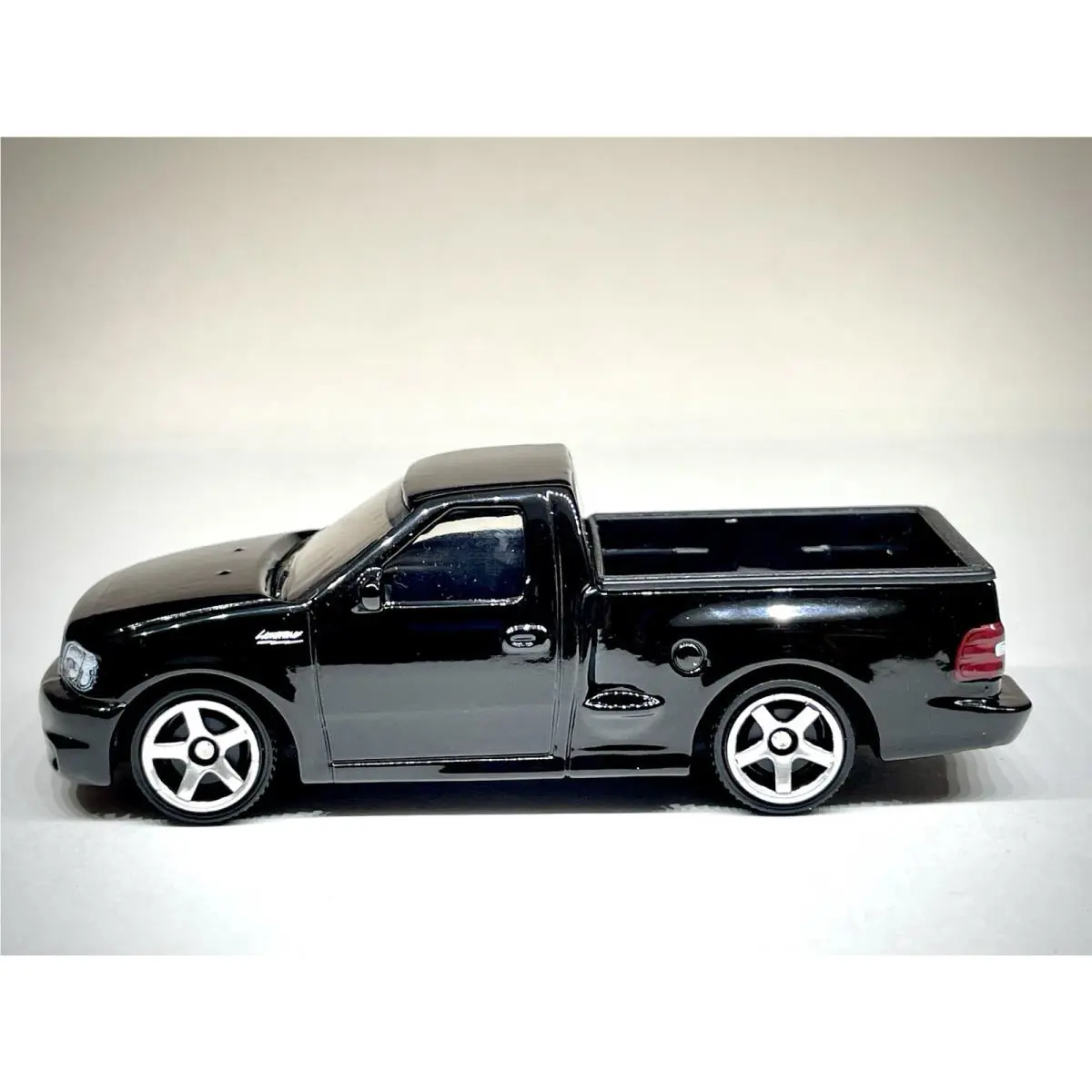 Hot Wheels Custom Made Die-cast Metal - `99 Ford F-150 Svt Lightning