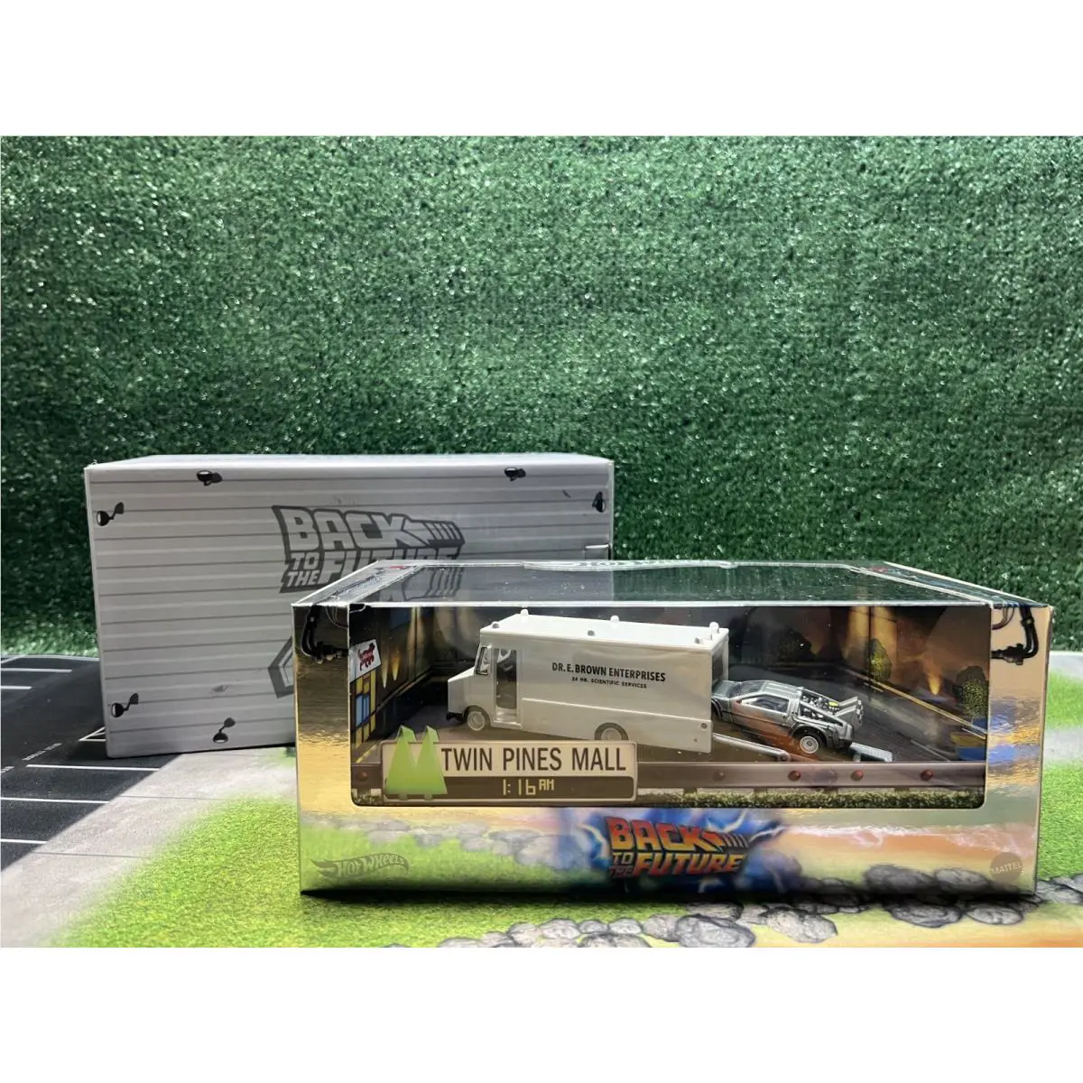 Hot Wheels - Back to The Future 40th Anniversary Set Delorean Diorama - Sdcc