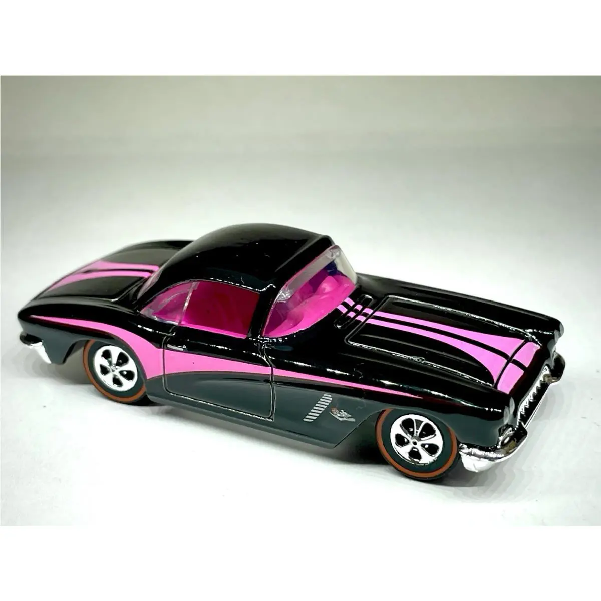 Hot Wheels Custom Made Redline `62 Corvette Black Pink Diecast Car 1:64