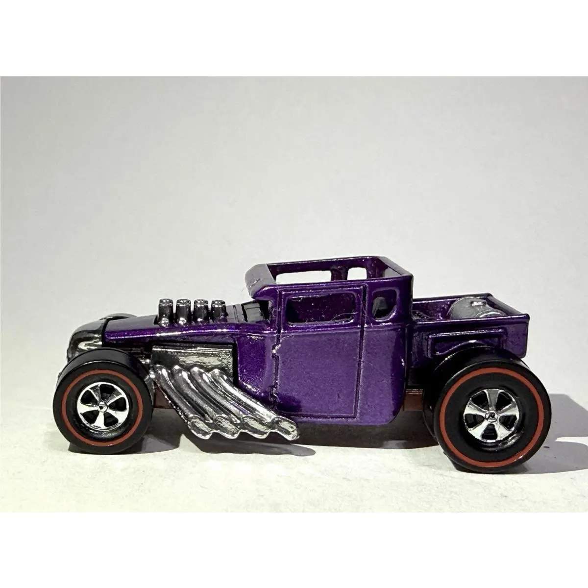 Hot Wheels Custom Made Redline Spectraflame Purple Bone Shaker 1:64