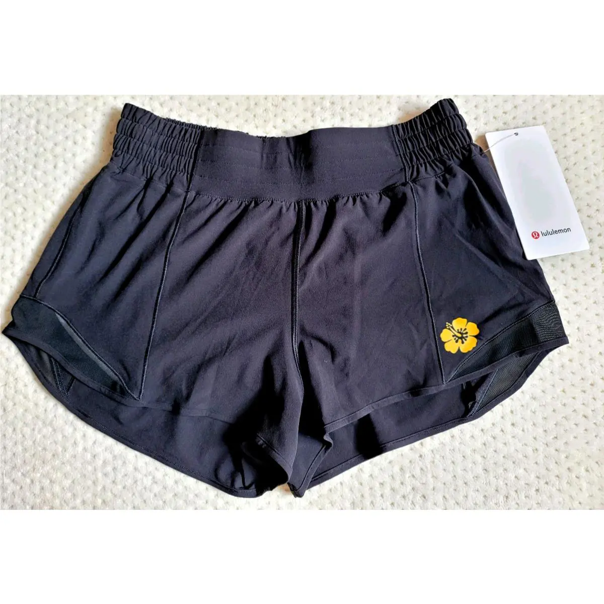 Lululemon Hotty Hot Hawaii Exclusive Hibiscus 2.5 Lined Shorts Black Size 8
