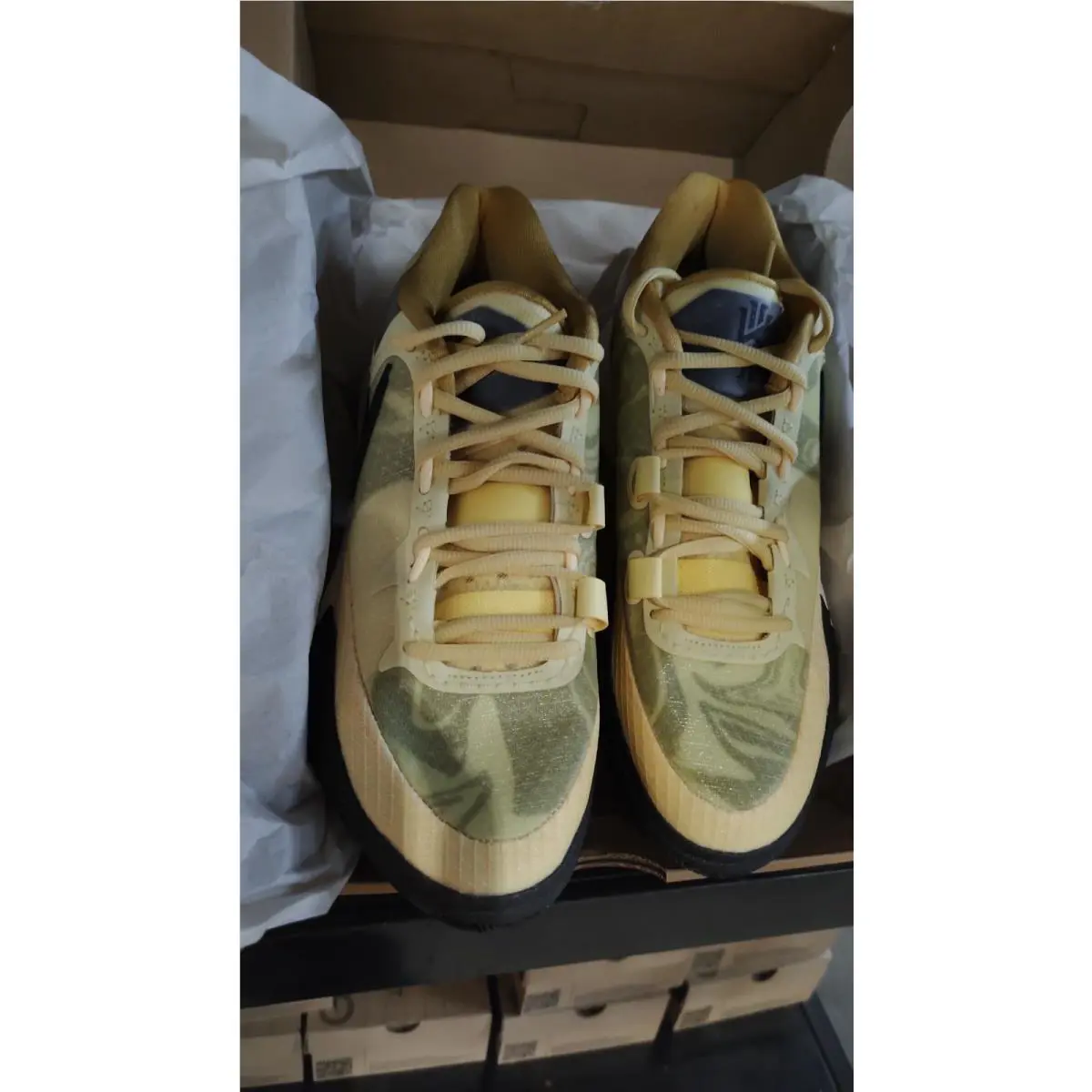 Nike Mens Kyrie 8 Fitness Workout Basketball Shoes
