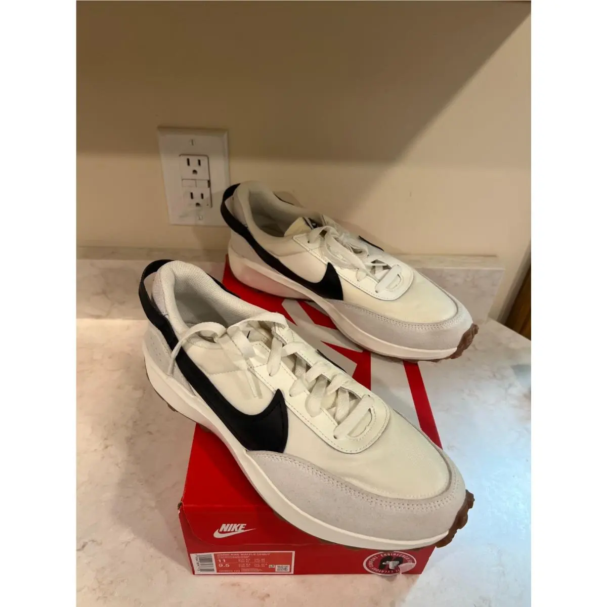 Womens Nike Waffle Debut DH9523-100 Size 11 White/black