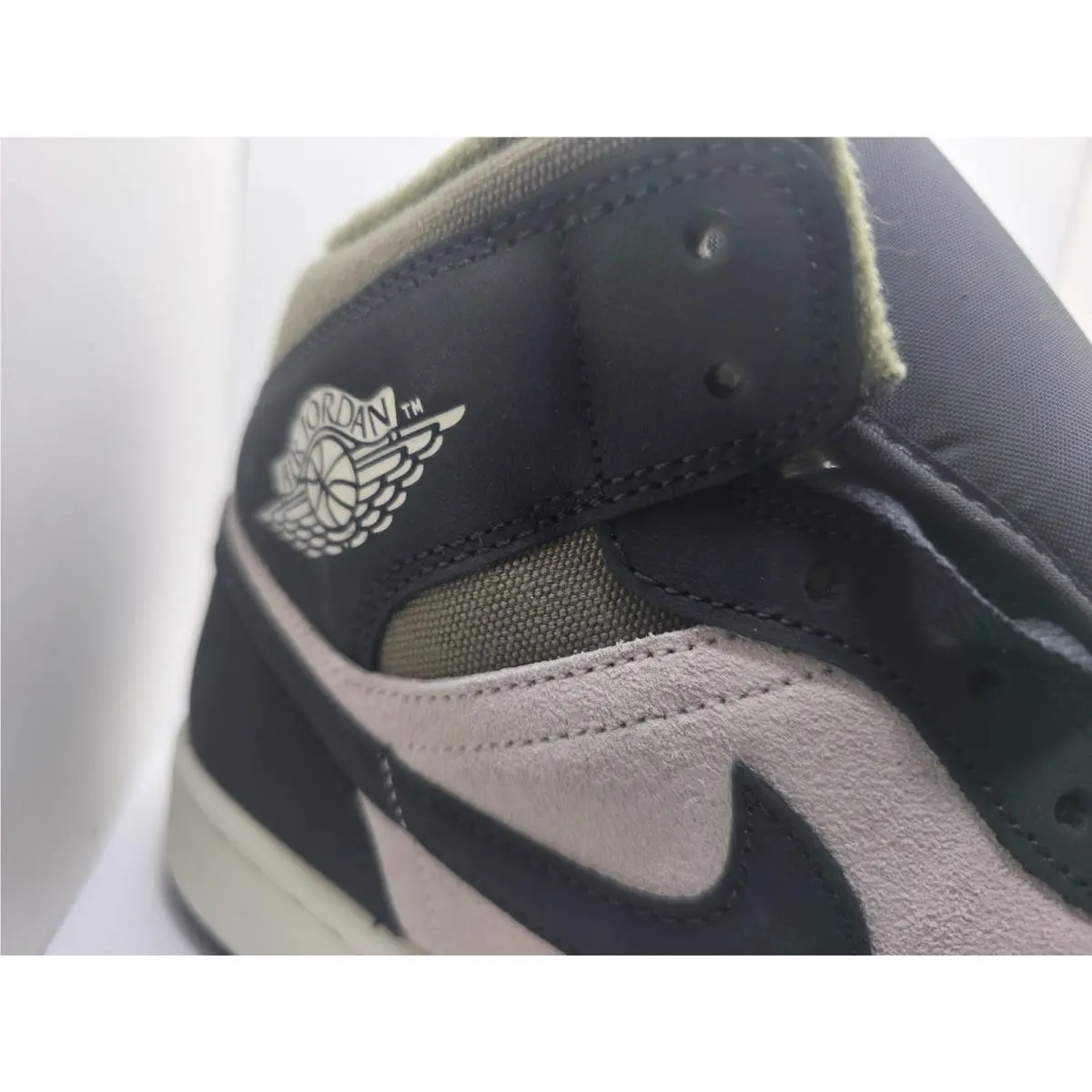 Nike shoes - Air Jordan 1 Mid SE - HV4091-102 - White 0