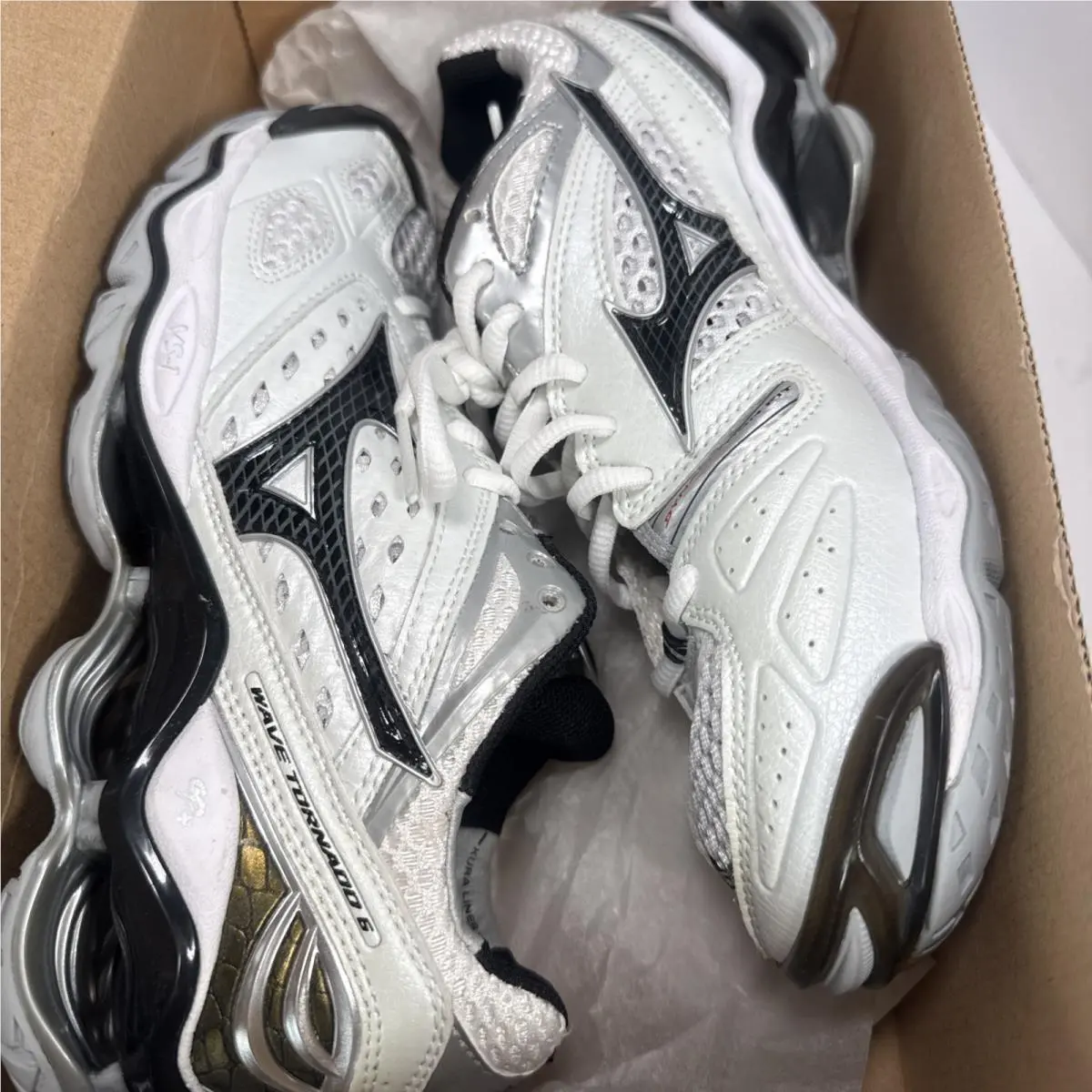 Mizuno shoes - Wave Momentum 2 - Wave Momentum - 9KV18009 - White 8