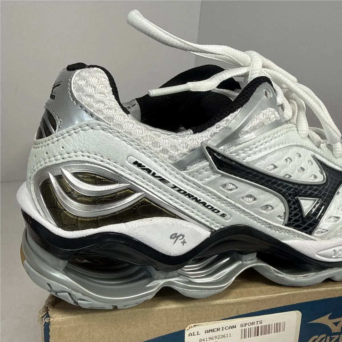 Mizuno shoes - Wave Momentum 2 - Wave Momentum - 9KV18009 - White 0