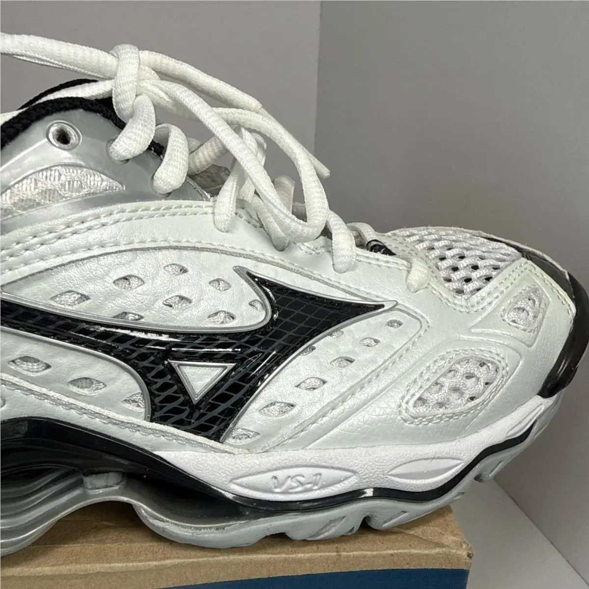 Mizuno shoes - Wave Momentum 2 - Wave Momentum - 9KV18009 - White 1
