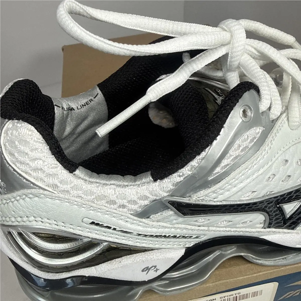 Mizuno shoes - Wave Momentum 2 - Wave Momentum - 9KV18009 - White 2
