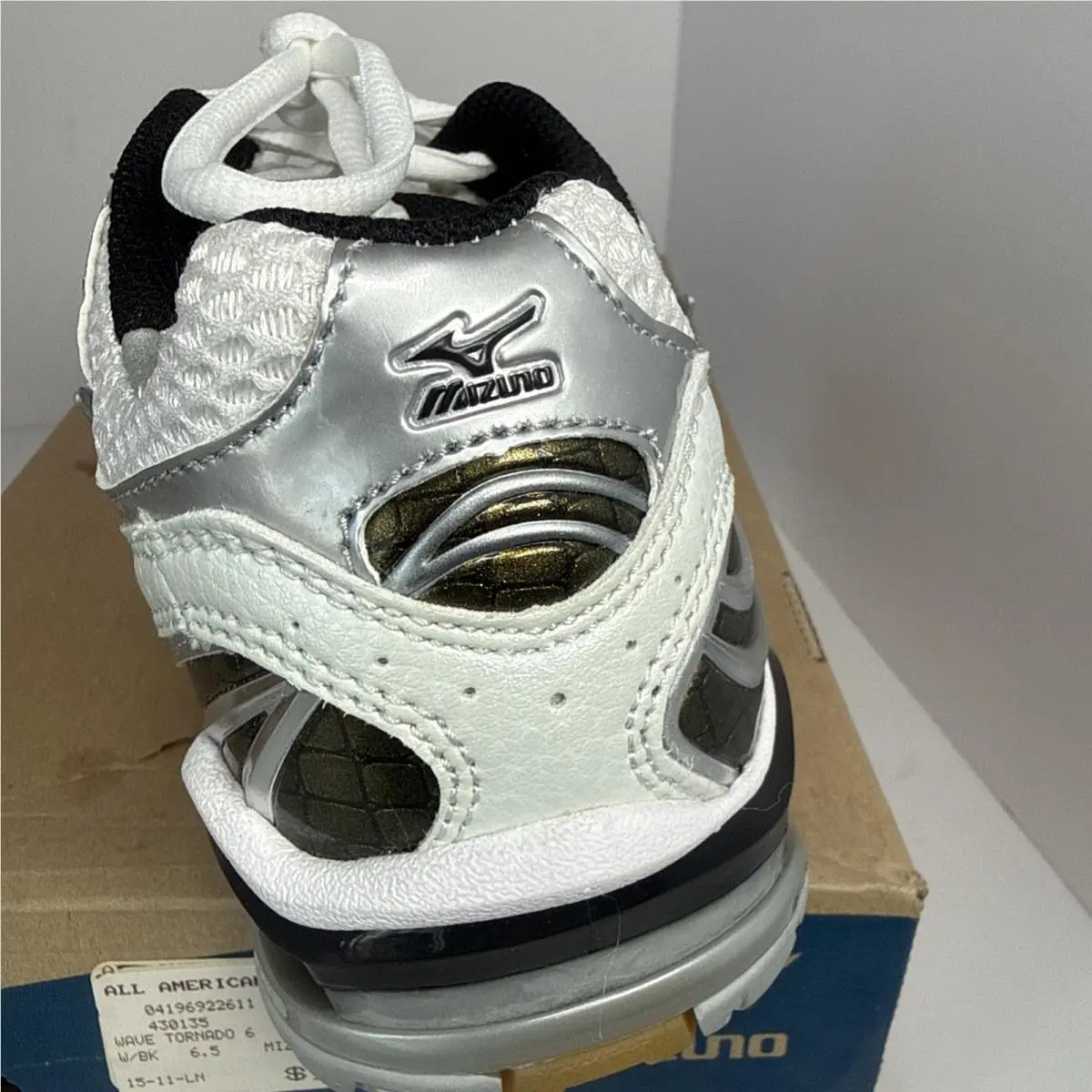 Mizuno shoes - Wave Momentum 2 - Wave Momentum - 9KV18009 - White 3
