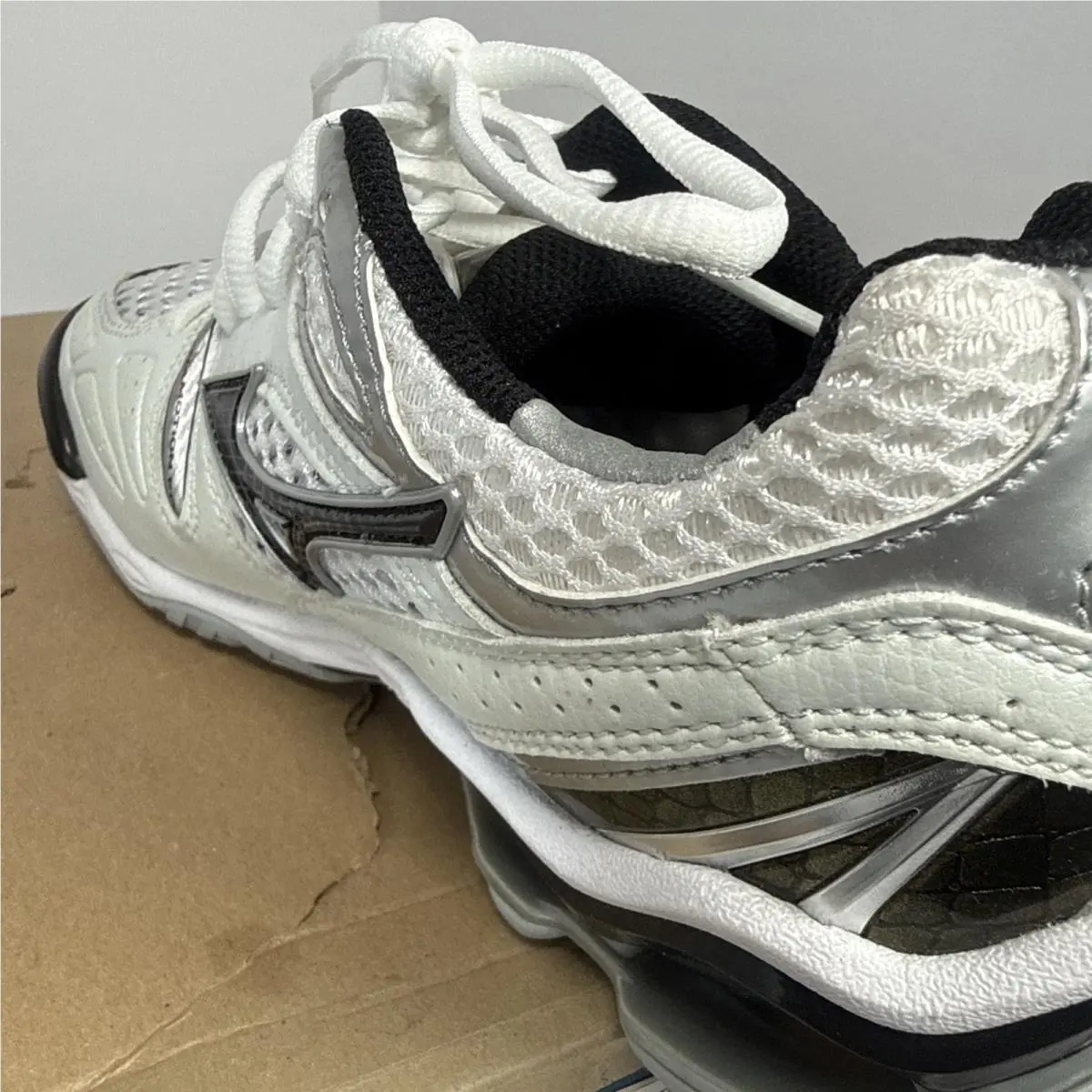 Mizuno shoes - Wave Momentum 2 - Wave Momentum - 9KV18009 - White 4