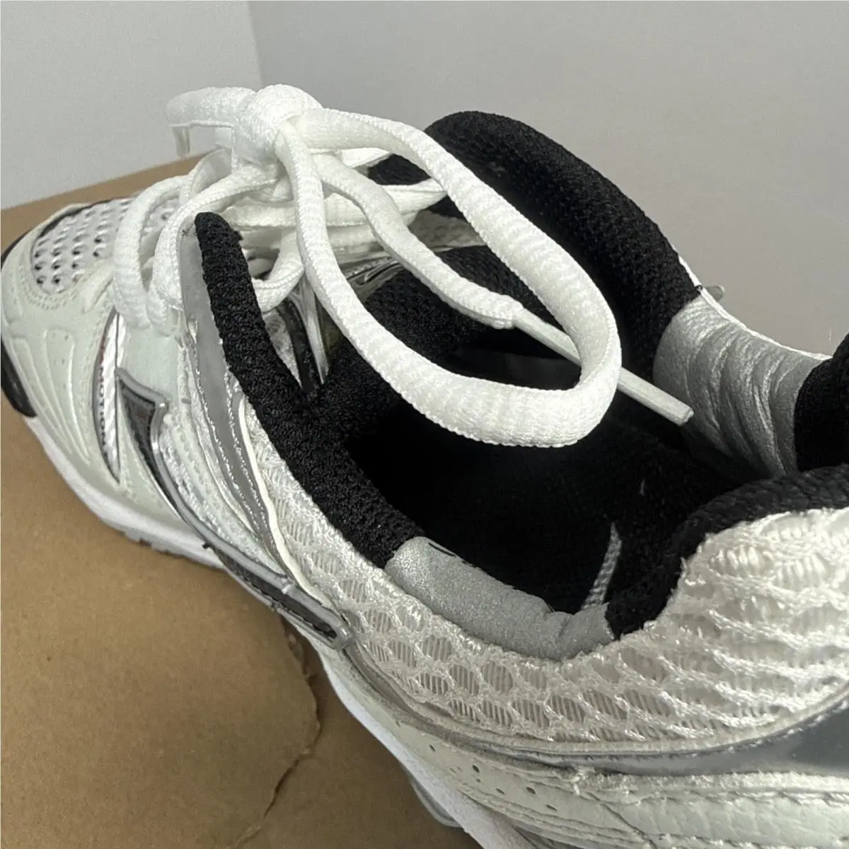 Mizuno shoes - Wave Momentum 2 - Wave Momentum - 9KV18009 - White 5