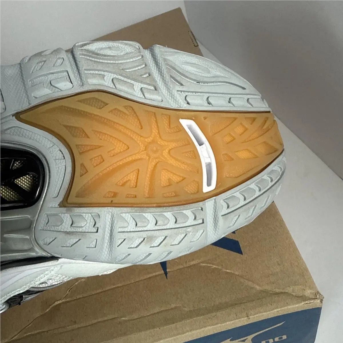 Mizuno shoes - Wave Momentum 2 - Wave Momentum - 9KV18009 - White 7