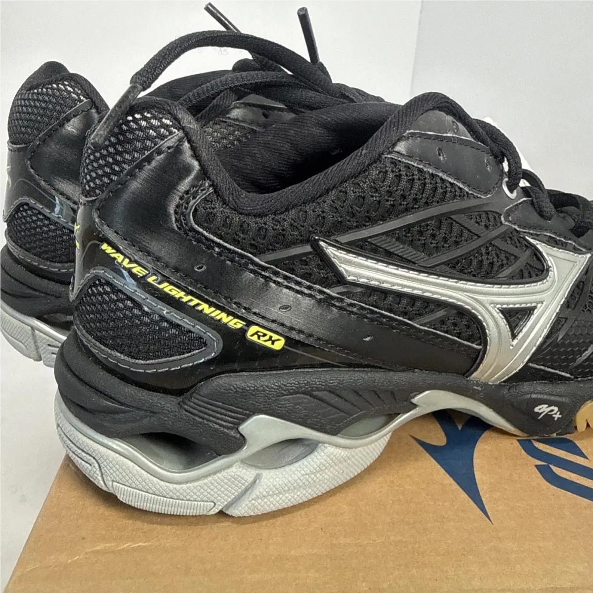 Mizuno shoes - Wave Momentum 2 - Wave Momentum - 9KV18009 - White 0