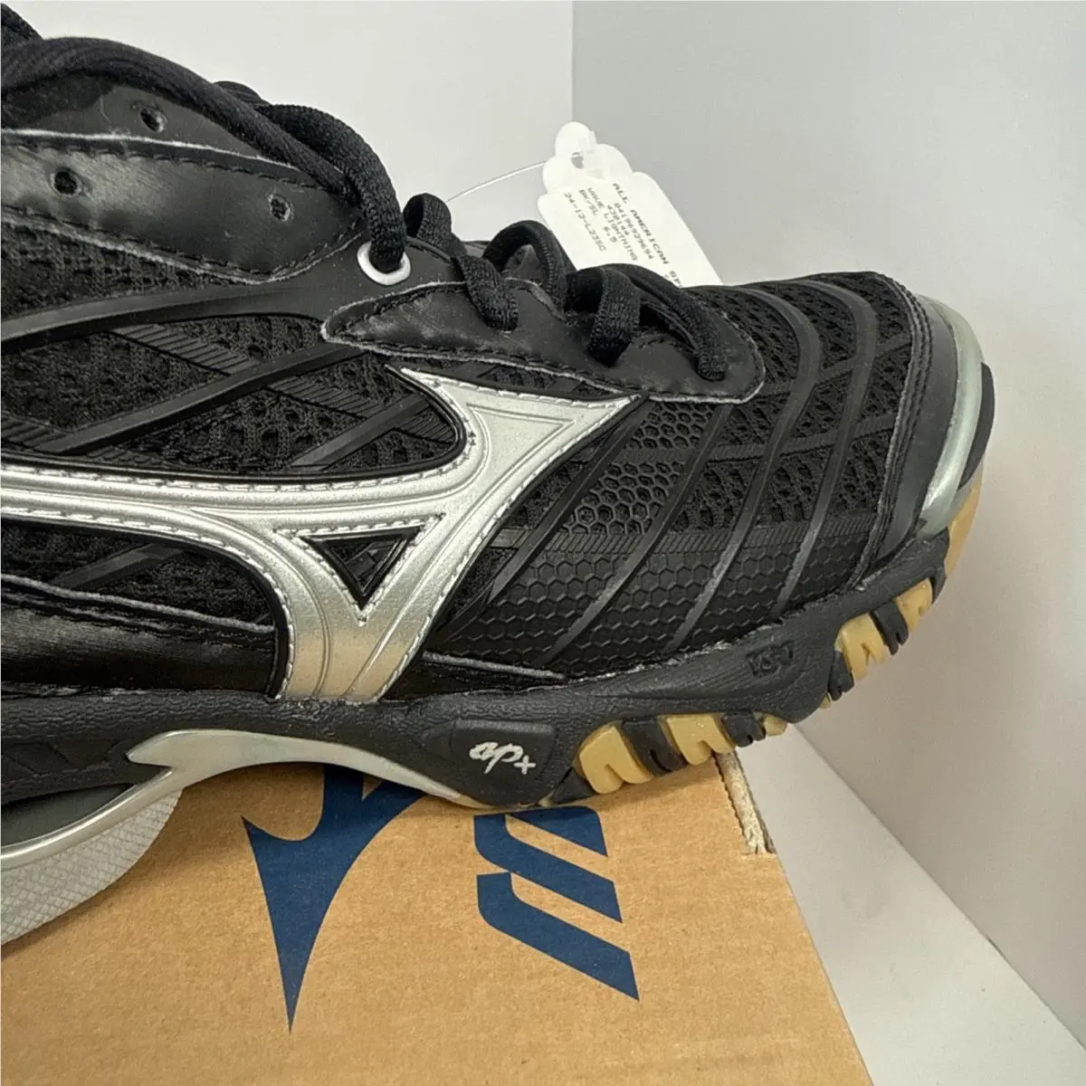 Mizuno shoes - Wave Momentum 2 - Wave Momentum - 9KV18009 - White 1