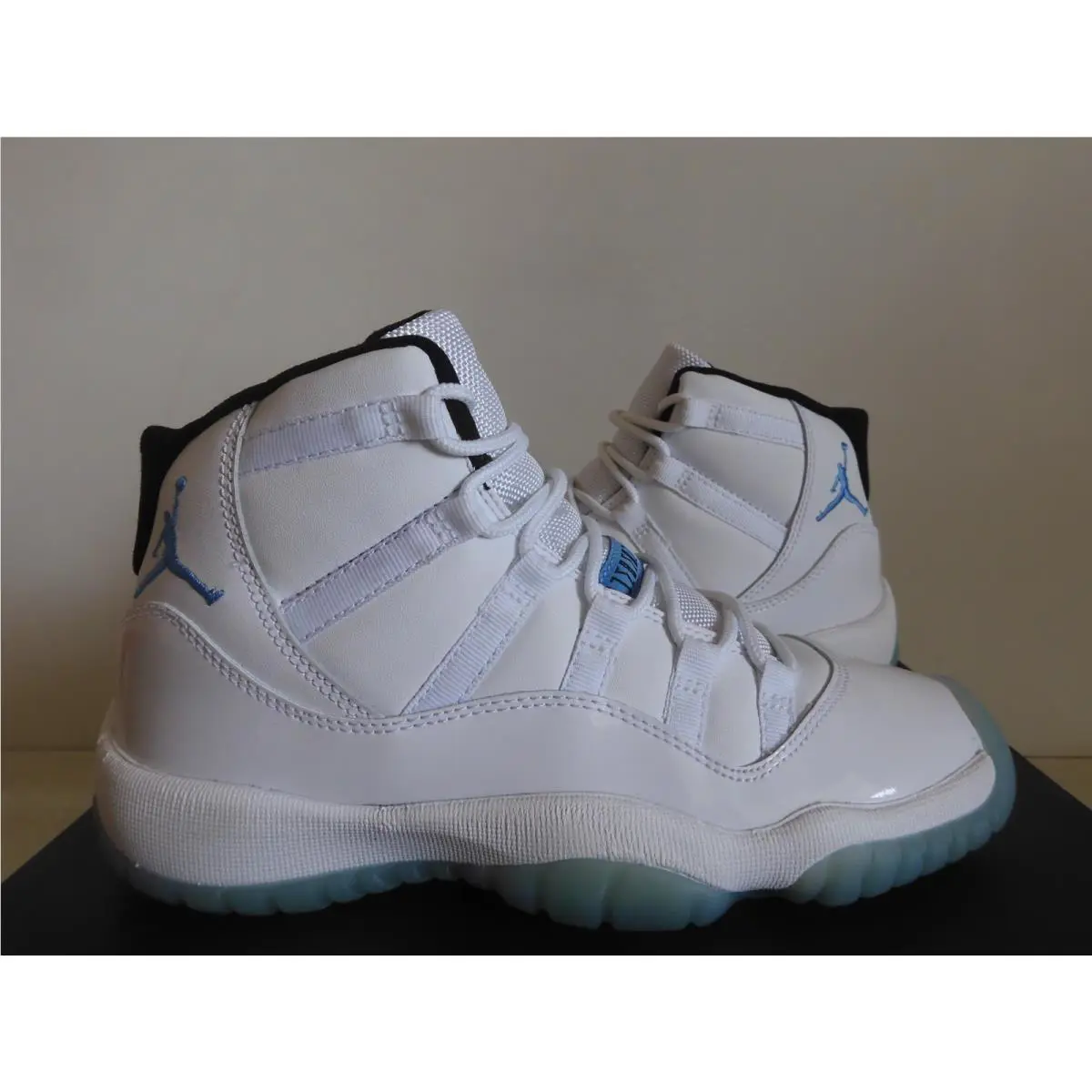 Nike shoes - Air Jordan 11 - Air - White (UPC: 823233979338) 0