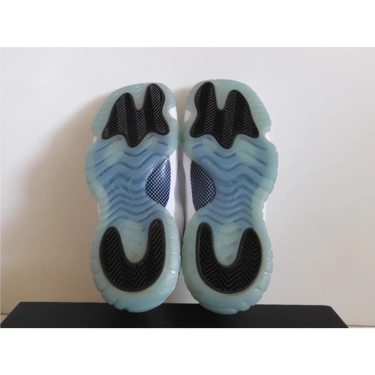 Nike shoes - Air Jordan 11 - Air - White (UPC: 823233979338) 5