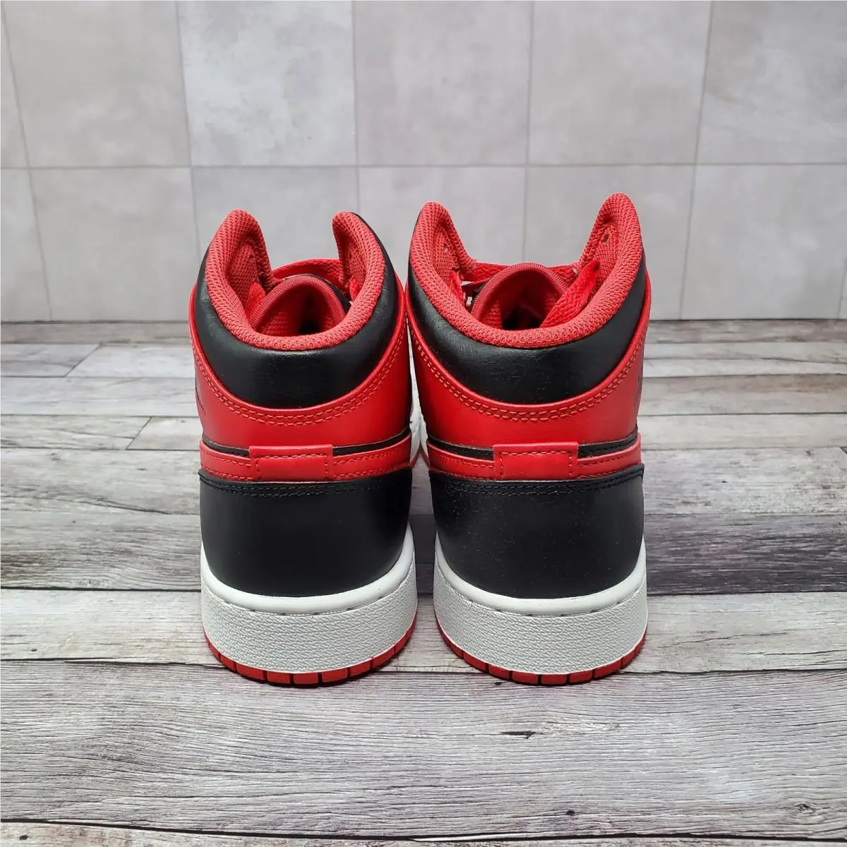 Nike shoes - Air Jordan 1 Mid GS - Red 1