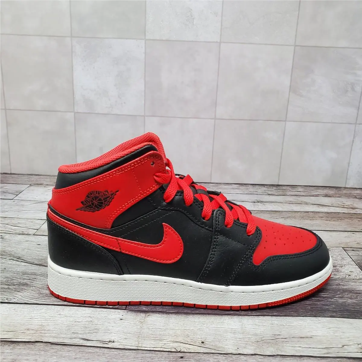 Nike shoes - Air Jordan 1 Mid GS - Red 2