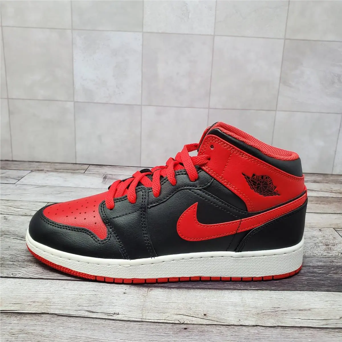 Nike shoes - Air Jordan 1 Mid GS - Red 3