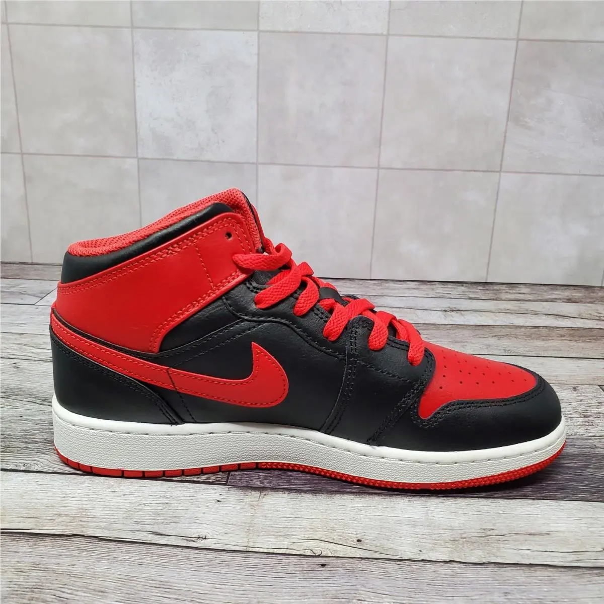 Nike shoes - Air Jordan 1 Mid GS - Red 4