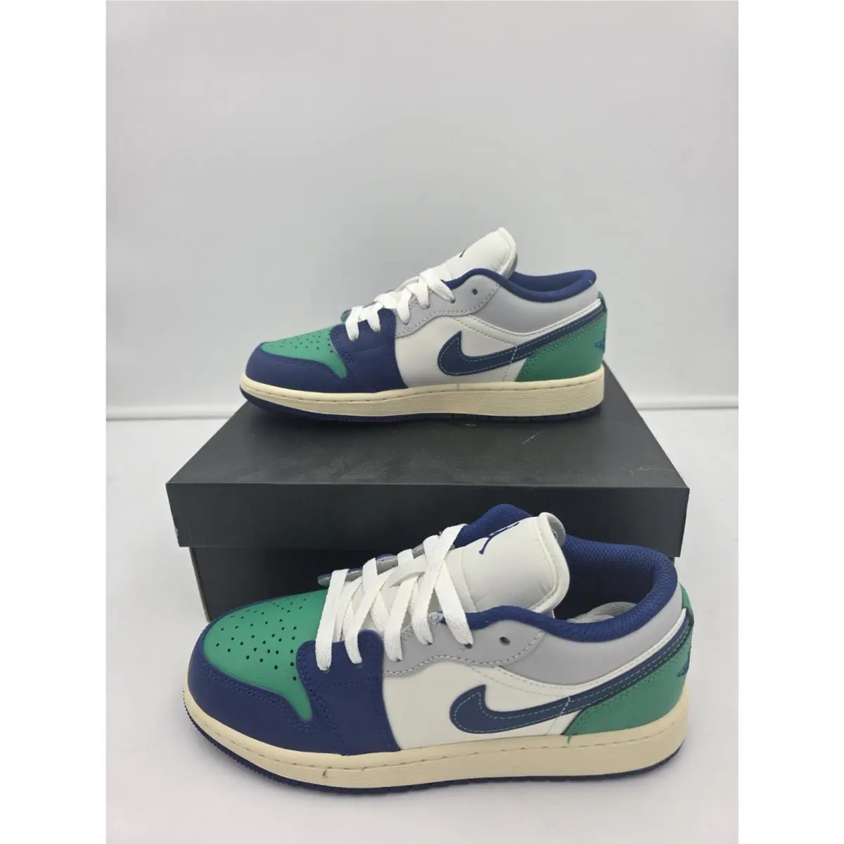 Nike Air Jordan 1 Low GS Rare Air GS Youth Size 4.5 553560-147