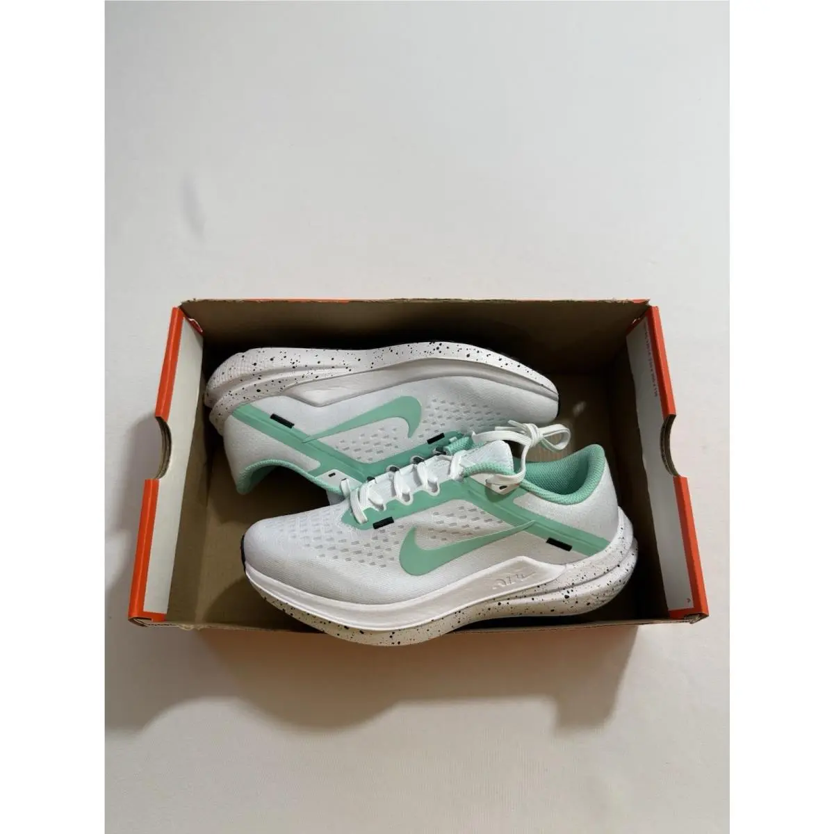 Women’s Size 6.5 - Nike Air Winflo 10 White Emerald Rise FN7106 100