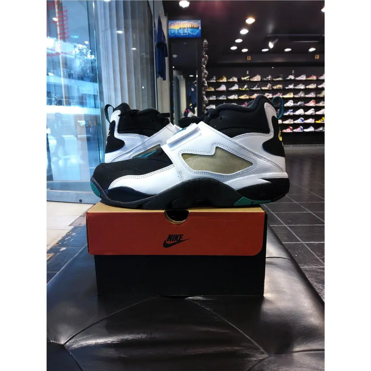 Nike Diamond Turf 93 Size 10.5 Mens Shoe