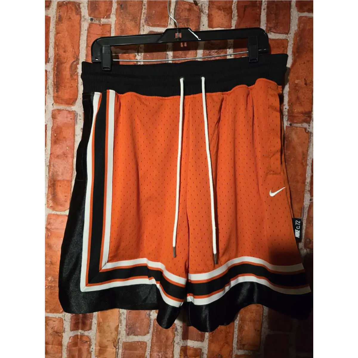 Nike Men’s Circa 8 Basketball Shorts Black Orange DV9533-633 Size Large